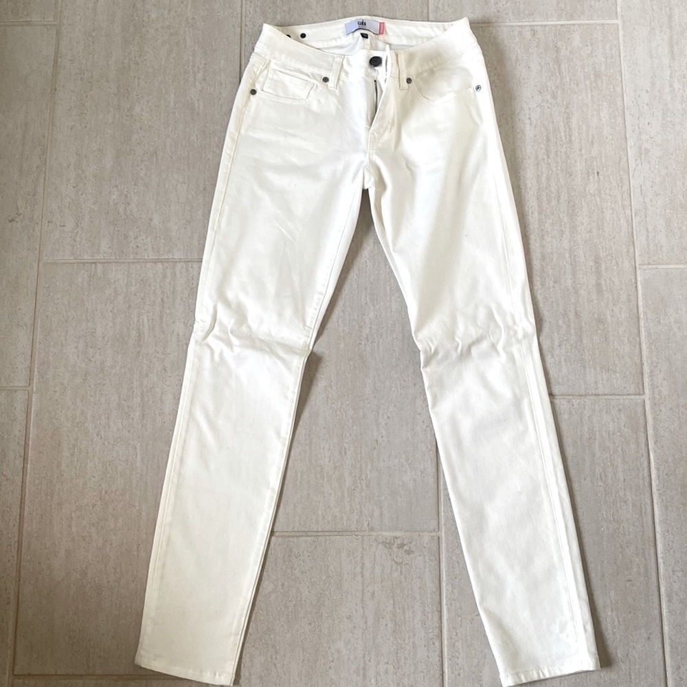 CAbi Women’s size 2 Slimmie skinny jeans in cream. Never worn.